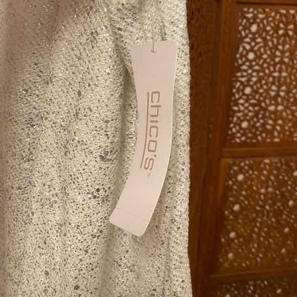 🚺 🆕 Weekends by Chico’s white/silver shimmer sweater top - Picture 4 of 9